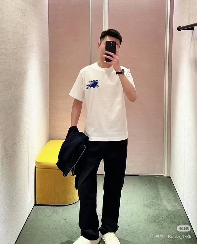P90 Model Image Style Number: Mk22 Burberry 25Ss Phantom Knight Horse Print Shor P90 Model Image Style Number: Mk22 Burberry 25Ss Phantom Knight Horse Print Shor