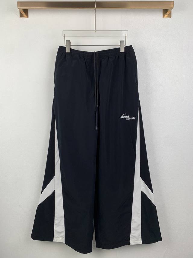 P290 Acne Studios 刺绣徽标黑白撞色阔腿裤长裤 定制柔雾科技棉混纺 轻盈垂坠 柔雾亲肤 雾面黑调沉淀斯堪的纳维亚式克制美学 两侧几何撞色拼片 与 P290 Acne Studios 刺绣徽标黑白撞色阔腿裤长裤 定制柔雾科技棉混纺 轻盈垂坠 柔雾亲肤 雾面黑调沉淀斯堪的纳维亚式克制美学 两侧几何撞色拼片 与