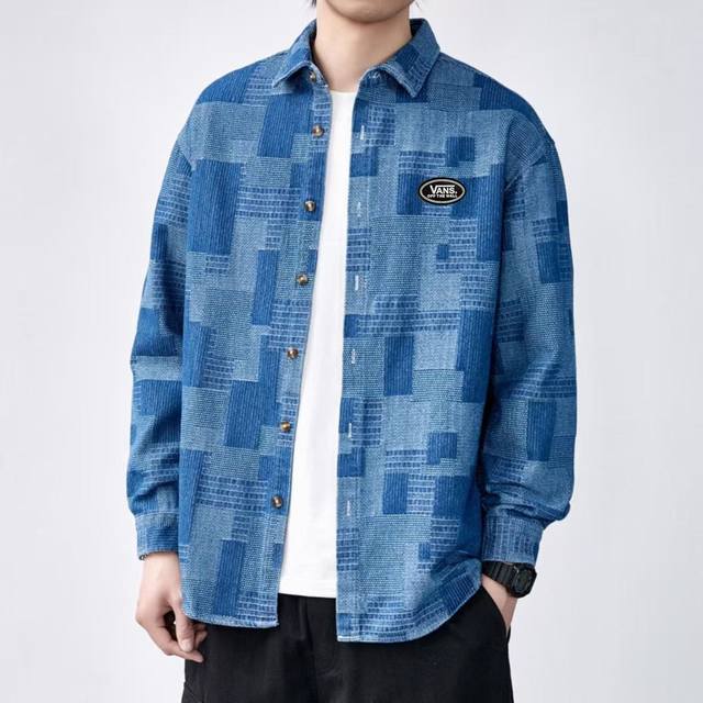 110。 Vans 万斯 专柜同步发售个性提花格子水洗牛仔衬衫衬衣外套，男女同款。 采用深浅交替的花格纹路提花设计，层次感十足，搭配工装设计风格，胸前万斯贴标L