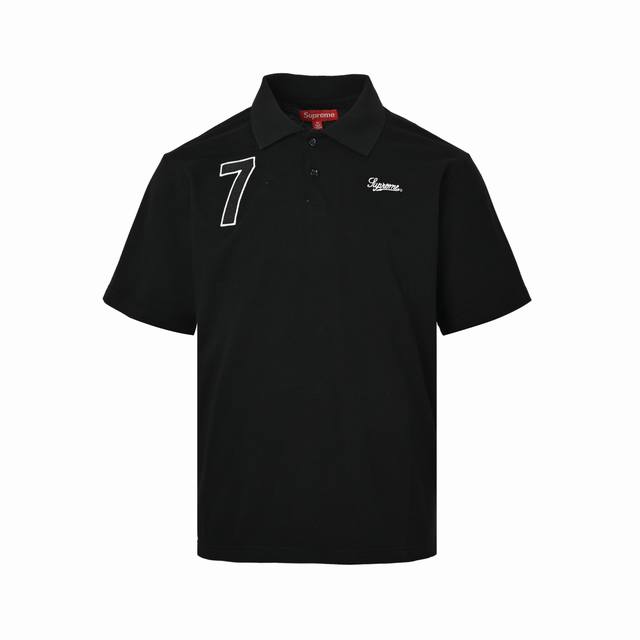 220 Supreme 25Ss 7号刺绣草写图案Polo短袖 男女同款 定制珠地网眼面料Polo 这件兼具简约又有潮流气息 前后专属7号数字+World Fa