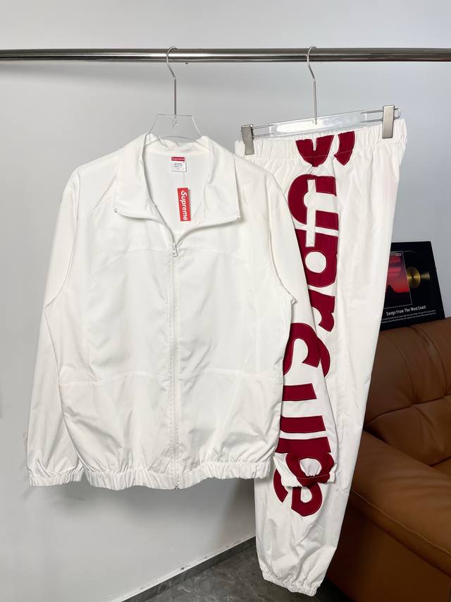 240 Supreme Spellout Track Jacket麒麟臂套装 原标1:1购入打版 精工刺绣 尺码：S-Xl S建议90-110斤 M建议110-