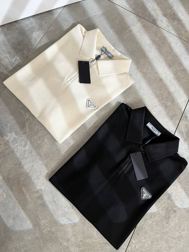 P160， Prad*普*达 2026春夏季新款经典元素短袖Polo衫，经典大方的款式，可以穿十年都还是流行的那种，你一定要收藏几件，难得精致极致的款，你一定要