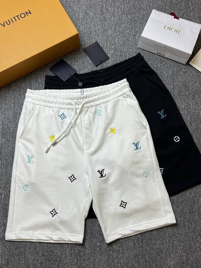 130 Lv 2026夏款 原版面料 手感非常舒服 宽松版型男女都非常合适 尺码：Smlxl 吊牌 领标 水洗麦 三标齐全 颜色: 黑 白