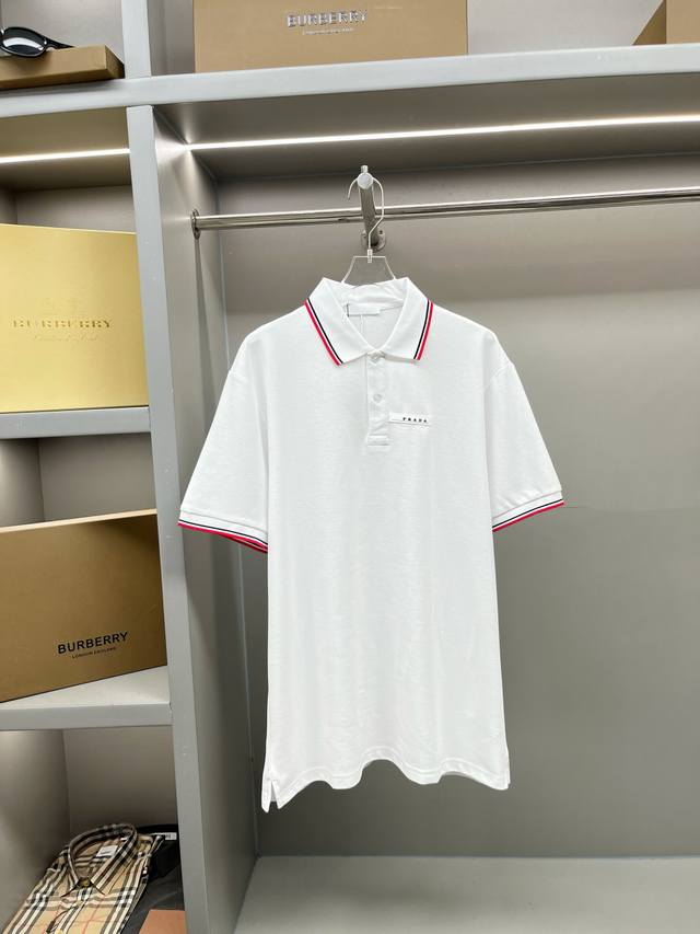 P130 Prada 普拉达 徽标字母胶条新款Polo衫 原版面料 官方同款 采用210克纯棉珠地面料，定制 同缸染面料 手感非常舒服爽滑 版型挺阔有型 一线品