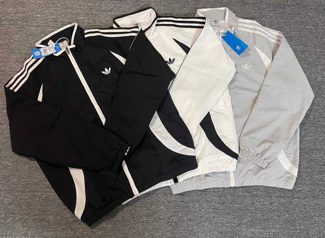 6227款P130 Adidas阿迪达斯三叶草拼接撞色学院风男女款外套三条杠防风夹克 颜色:黑色 白色 灰色 码数:S M L Xl Xxl