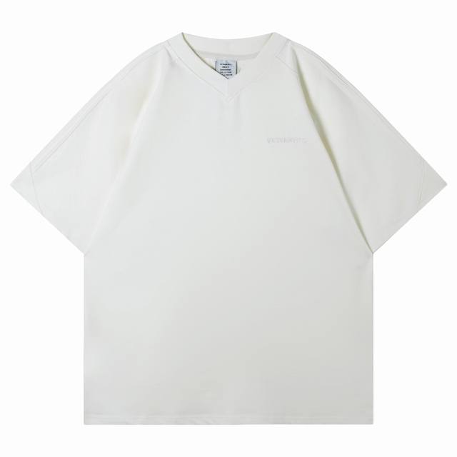 New Vetements 新款刺绣Logo字母 纯棉短袖T恤 精致V领 裁片拼接设计感 肩部袖子拉条 100棉，重磅高克重潮牌双纱面料 杏色：Xs，S，M，L