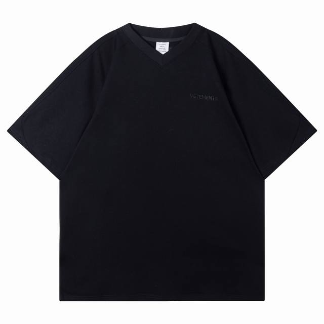 New Vetements 新款刺绣Logo字母 纯棉短袖T恤 精致V领 裁片拼接设计感 肩部袖子拉条 100棉，重磅高克重潮牌双纱面料 黑色：Xs，S，M，L
