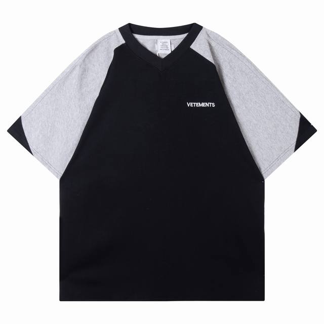 New Vetements 新款刺绣Logo字母 纯棉短袖T恤 精致V领 裁片拼接设计感 肩部袖子拉条 100棉，重磅高克重潮牌双纱面料 灰拼黑：Xs，S，M，