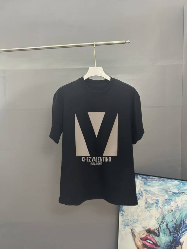 P70 Valentno Spring/Summer Classic Print Crew Neck Short Sleeve T-Shirt. Made of