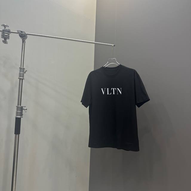 P70 Valentno Spring/Summer Classic Print Crew Neck Short Sleeve T-Shirt. Made of