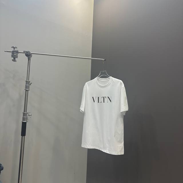 P70 Valentno Spring/Summer Classic Print Crew Neck Short Sleeve T-Shirt. Made of
