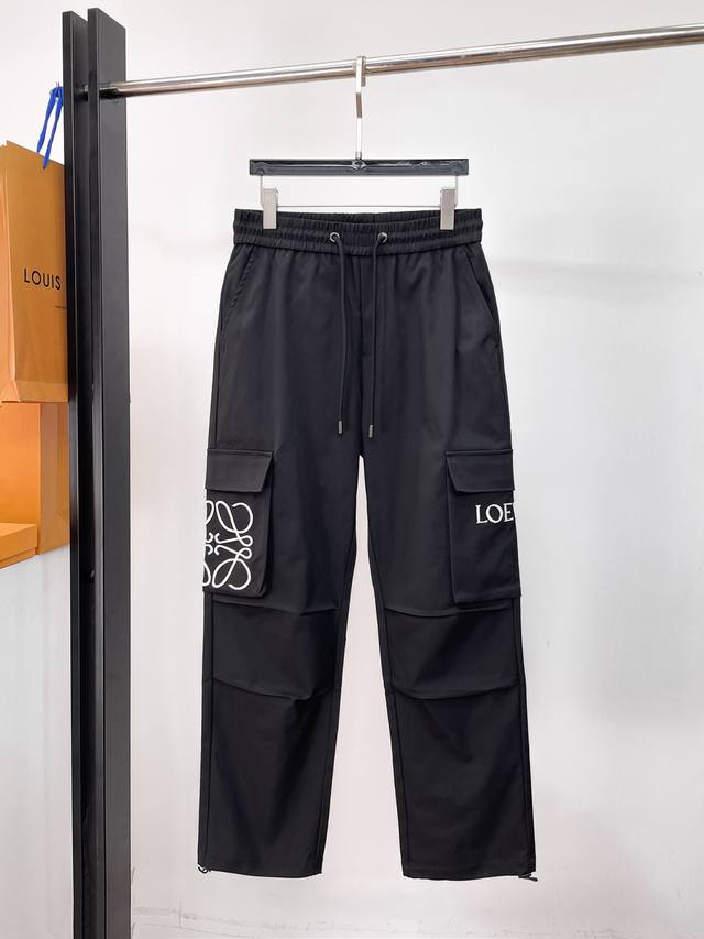 P260 罗意威 2026春季新款长裤休闲裤官网同步发售。品牌经典Logo休闲裤 ，定制面料，舒适度极好，手触感强烈。辨识度极高，完美品相工艺。 尺码：M-3X