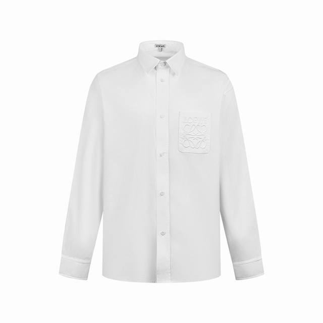 280 Loewe Anagram 口袋衬衫 定制P-Soft风柔棉 该款面料是全棉时代自研的 有着“越洗越软”的特点 细腻柔软 舒适贴肤 一抹简约白 纯净如初