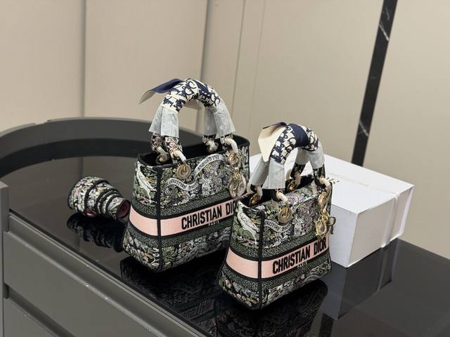 P420 ￥P440 配折叠盒 Size：20*17Cm 24*20Cm 迪奥 刺绣戴妃包 现代休闲且优雅 刺绣宽肩带 特别！特别！！！