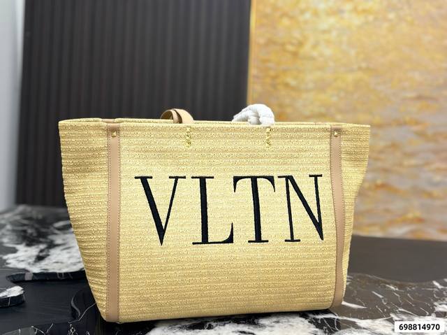 P330 No box , Size 38*32 mm. Valentino Garavani Hobo series tote bag, beige canv