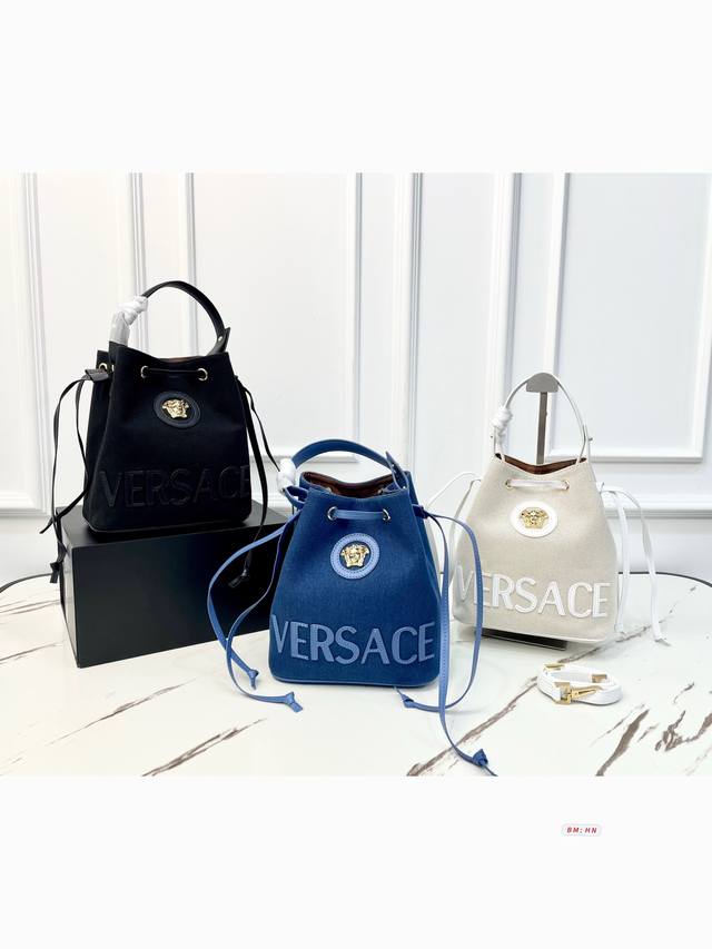 250 配折叠盒子 范思哲水桶包Versace La Medusa系列丹宁水桶包，采用牛仔布，搭配金色美杜莎Logo，品牌辨识度超高。包身有“Versace”刺
