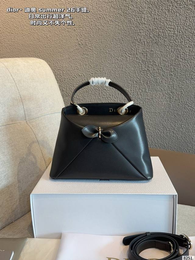 P410配礼盒. Dior Summer 26秀场直击 秀场直击新款包包 漂亮的蝴蝶结元素 Anderson 的迪奥首秀赢了 容量非常可，日常通勤都没问题 可咸