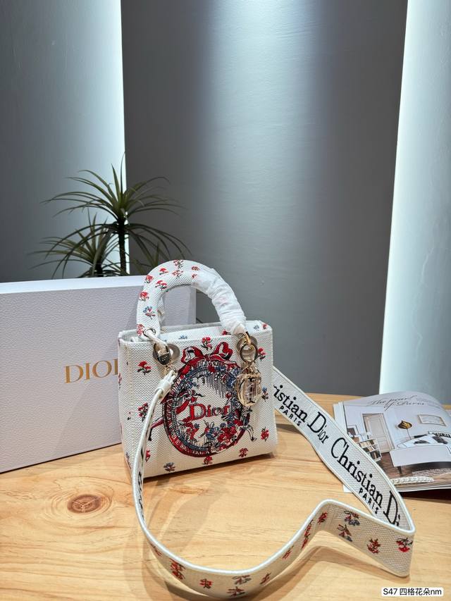 P420 配折叠盒 迪奥Dior Lady Dior刺绣手袋 Dior Lady Dior刺绣手袋，白色帆布+红色花卉刺绣，中央“Dior”标志超有辨识度！金属