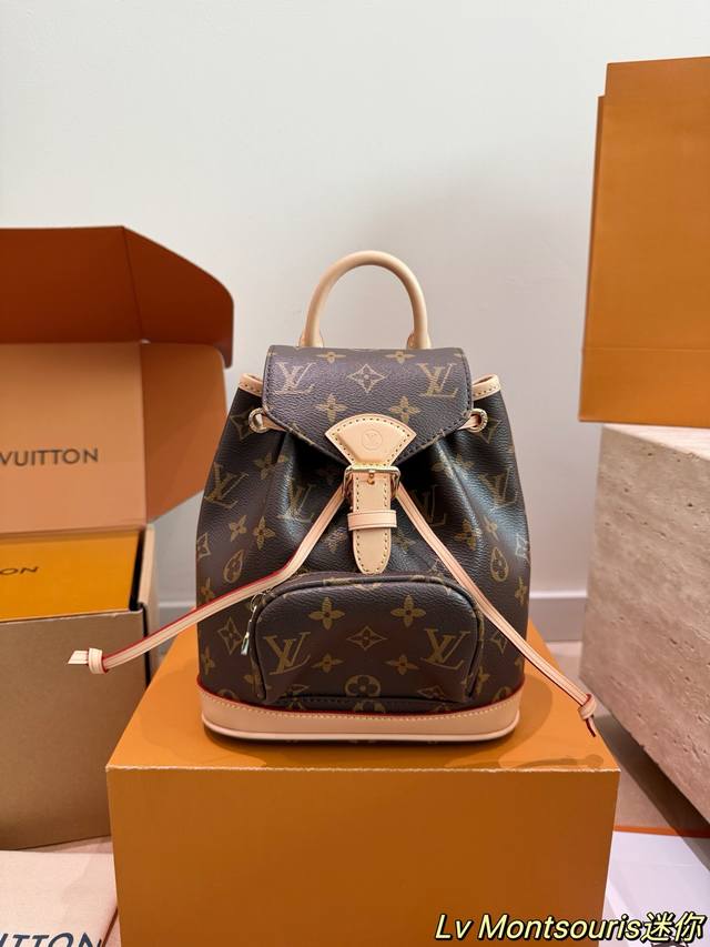 顶级原单 P340 新款老花双肩包 推出 Montsouris Bb 双肩包，以经典 Monogram 帆布 和小牛皮塑造摩登袖珍构型，其搭扣和皮革抽绳源自 1