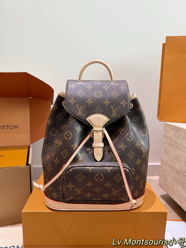 顶级原单 P350 新款老花双肩包 推出 Montsouris Bb 双肩包，以经典 Monogram 帆布 和小牛皮塑造摩登袖珍构型，其搭扣和皮革抽绳源自 1