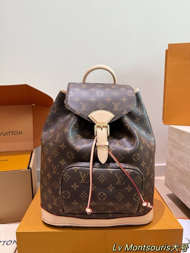 顶级原单 P380 新款老花双肩包 推出 Montsouris Bb 双肩包，以经典 Monogram 帆布 和小牛皮塑造摩登袖珍构型，其搭扣和皮革抽绳源自 1