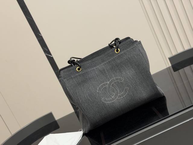 P300 香奈儿Chanel 链条托特包 复古优雅 香奈儿Chanel 链条托特包 复古优雅 满满的高级感 大小适中 容量感人 休闲正装皆可轻松驾驭 尺寸:41