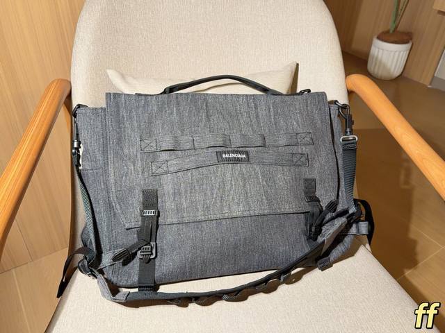 320 No box Balenciaga Brand new Balenciaga messenger bag with a simple and elega