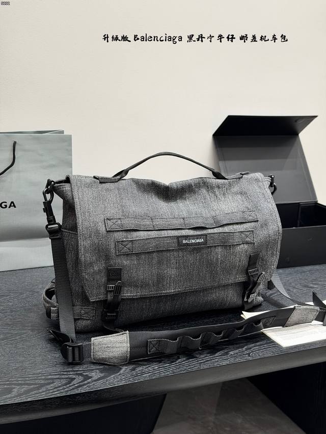 P330 无盒 升级版 巴黎世家 Balenciaga 巴黎世家黑丹宁牛仔最新大邮差! 外观简约大气!背上去特别有范儿而且容量超级足够不管是工作还是平时出门都完 P330 无盒 升级版 巴黎世家 Balenciaga 巴黎世家黑丹宁牛仔最新大邮差! 外观简约大气!背上去特别有范儿而且容量超级足够不管是工作还是平时出门都完
