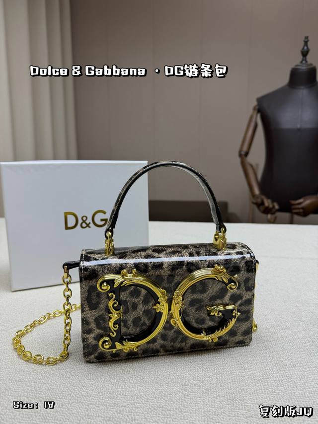 P250，配盒 Dolce & Gabbana Dg链条包，豹纹印花+金属Dg标志，奢华复古感满满！真皮材质，手感细腻耐用，金色链条可手提Or斜挎，灵活百搭。方