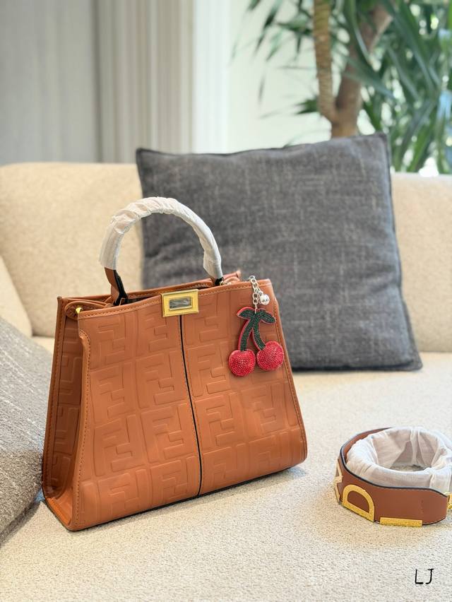 P300 Fendi Peekaboo Isee U手袋 Fendi Peekaboo Isee U手袋，黑色Ff压纹皮革+金属锁扣，低调又超有辨识度。27×2