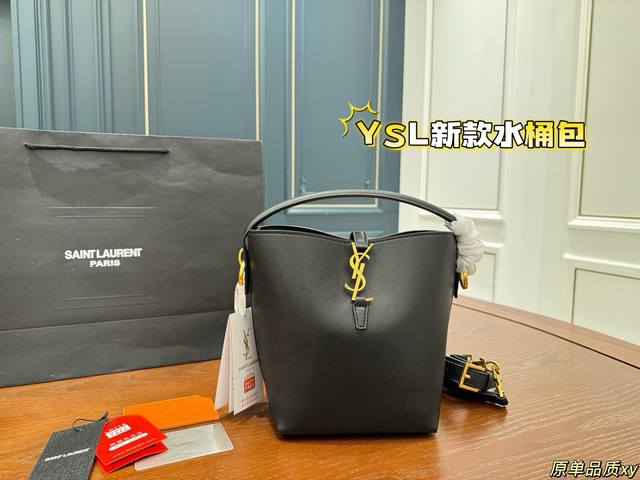 飞机盒折叠盒 P290 Ysl新款水桶包，人人都在问这款 新宠 柔软亮面小牛皮材质有光滑的触感，外观明亮而富有光泽并能完美地反射光线。有多种背携方式，堪称日常佳
