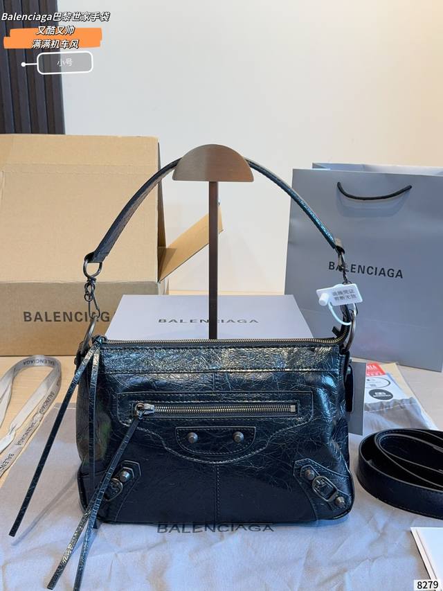 P320 巴黎世家机车包 Balenciaga 巴黎世家黑色 Le City Moto机车包小号 单肩斜挎手提多种背法,酷酷帅帅,男女同款休闲好搭配。尺寸:27 P320 巴黎世家机车包 Balenciaga 巴黎世家黑色 Le City Moto机车包小号 单肩斜挎手提多种背法,酷酷帅帅,男女同款休闲好搭配。尺寸:27