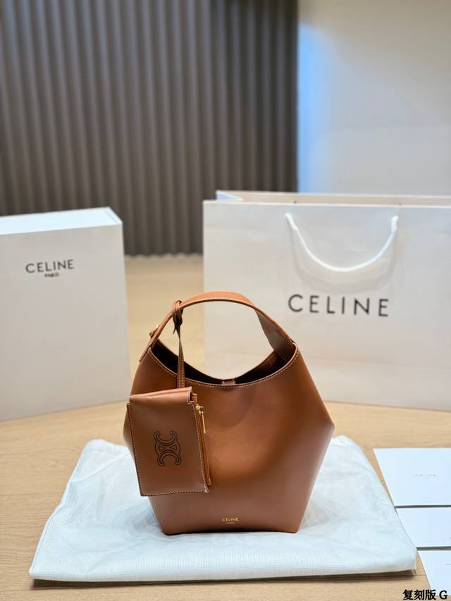 复刻版 P380 Celine Hobo小号手袋 赛琳 Hobo手袋采用牛皮，搭配金属配件，简约又现代。弧形包身灵感来自经典Hobo包，配可调节肩带，手提斜挎都