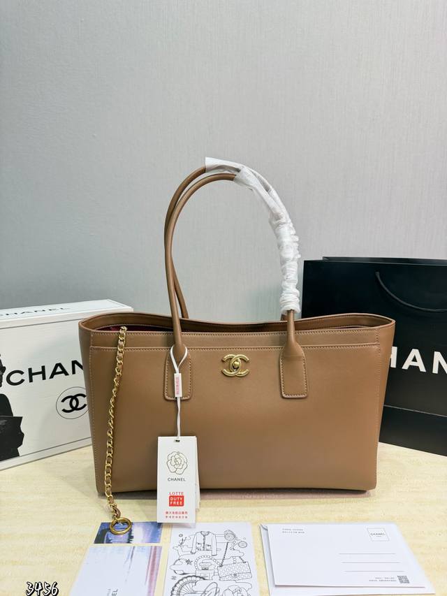 P270 通勤首选Chanel Cerf｜职场女性的挚爱 百搭上身又很酷，不挑季节不挑穿搭四季皆可背！包型精致且立体，日常Ipad围巾都可放下，低调又高级尺寸3