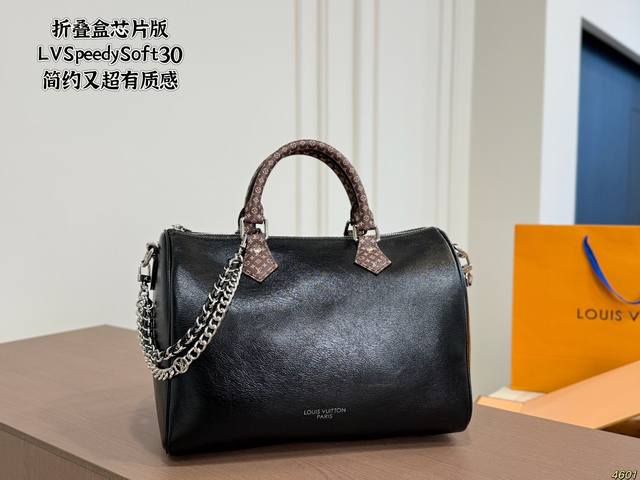 P270折叠盒芯片版 Lv Speedy Soft30枕头包 手袋以瞩目风姿成就旅途良伴。充裕构型内设拉链口袋，可妥善保管护照和其他重要物品。名牌诉说工致细节，