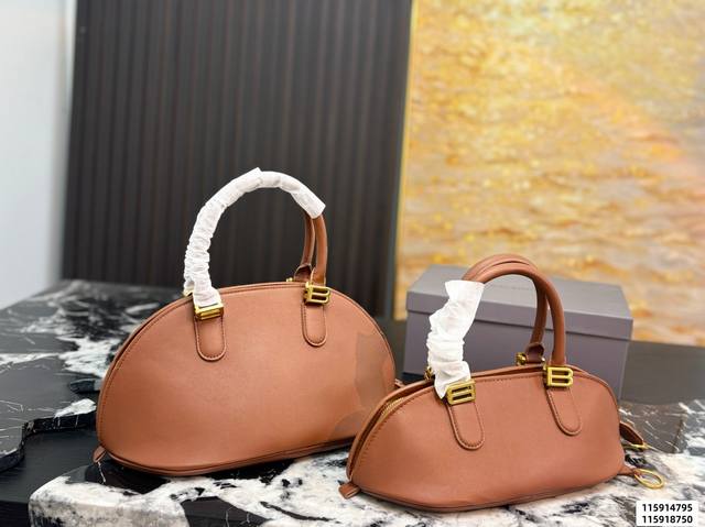 大号P310小号P300折叠盒 Balenciaga 巴黎世家Bolero迷你手袋 巴黎世家Bolero迷你手袋，金色“双B”装饰，简约又有辨识度。弧形包身灵感