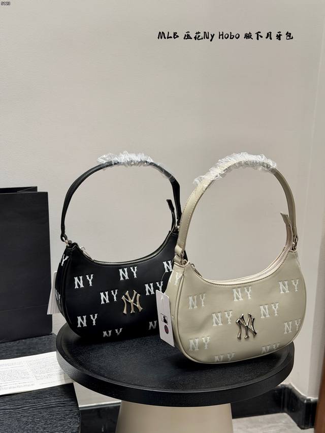 P210 Mlb腋下包月牙包压花Ny系列 这是一只很完美的包～ 性价比高、非常百搭，而且实用性很强。 Hobo 型的包身，自带一种高级的现代感。平时背它也蛮轻松