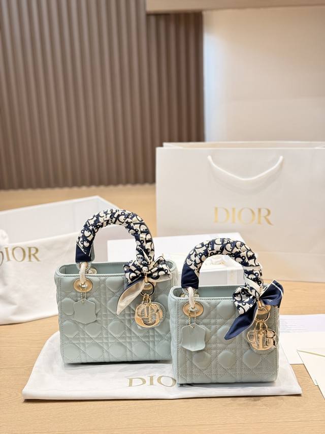 复刻版 羊皮 P320 P290 Dior Lady戴妃包四格羊皮 Dior经典Lady戴妃包，四格白金羊皮款，手感超柔软，搭配黑色手柄和金属“Cd”吊饰，优雅