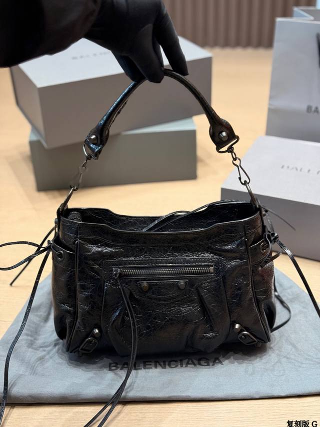 复刻版 P420 Balenciaga There Colour手袋 巴黎世家机车包,纯皮材质,柔软耐用,做旧五金超有复古感。经典流苏+设计,机车风满满,酷飒又 复刻版 P420 Balenciaga There Colour手袋 巴黎世家机车包,纯皮材质,柔软耐用,做旧五金超有复古感。经典流苏+设计,机车风满满,酷飒又