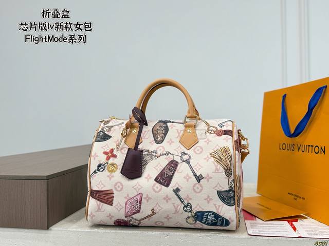 P270折叠盒芯片版 四月新款女包Flight Mode系列 Lv Speedy Soft 30枕头包 手袋以瞩目风姿成就旅途良伴。充裕构型内设拉链口袋，可妥善