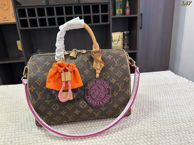 钢五金P350 折叠盒飞机盒 变码芯片 Size：30*20Cm Lv Speedy Soft 30手袋，经典Monogram老花帆布+植鞣革手柄，质感柔软又耐