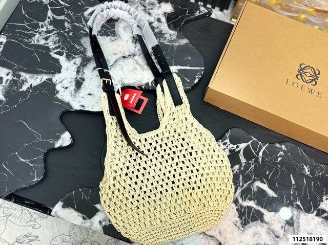 P220配礼盒 杨幂同款Loewe草编Hobo，把春天背在身上镂空编织+牛皮肩带，度假通勤都能打，黄绿花朵挂件太戳我了 尺寸35.29