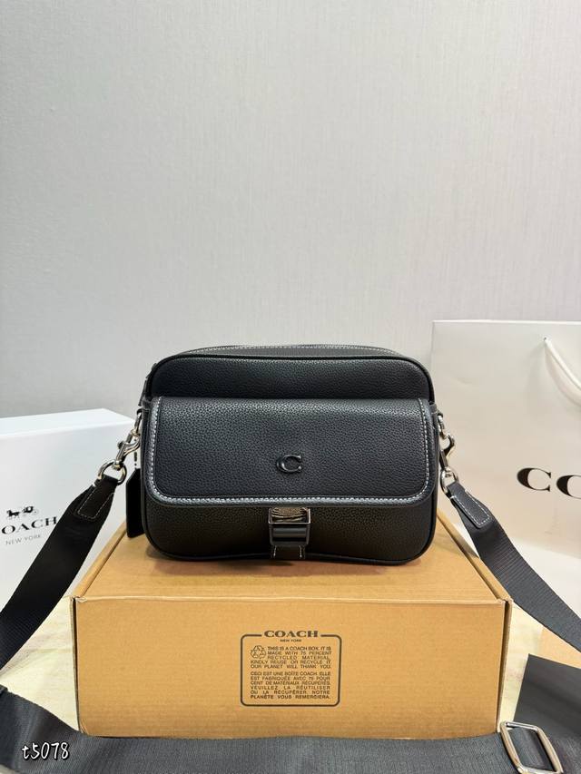 P270折叠盒 Coach Knox相机包 Coach Knox相机包，经典男士单肩斜挎款，简约大气又耐用。宽肩带设计，背久也不累。正面“C”标志超有辨识度，内
