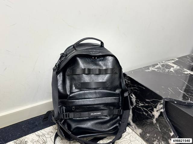 P400尺寸28.43 巴黎世家 牛仔双肩包 泰酷辣~ 凹照型神器 潮男必备 气质Up Up Up!!! P400尺寸28.43 巴黎世家 牛仔双肩包 泰酷辣~ 凹照型神器 潮男必备 气质Up Up Up!!!