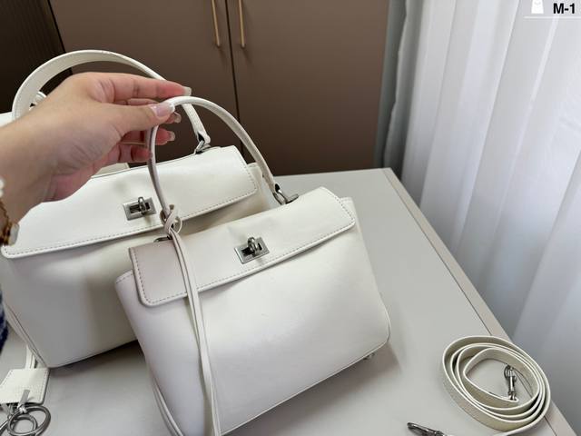 小P330 M-1尺寸35×22 27×18 22×16折叠盒 巴黎世家 Rodeo 托特包 矮个子也能驾驭的一款包包! 虽说是有两个扣子 建议老婆们扣在里面 小P330 M-1尺寸35×22 27×18 22×16折叠盒 巴黎世家 Rodeo 托特包 矮个子也能驾驭的一款包包! 虽说是有两个扣子 建议老婆们扣在里面