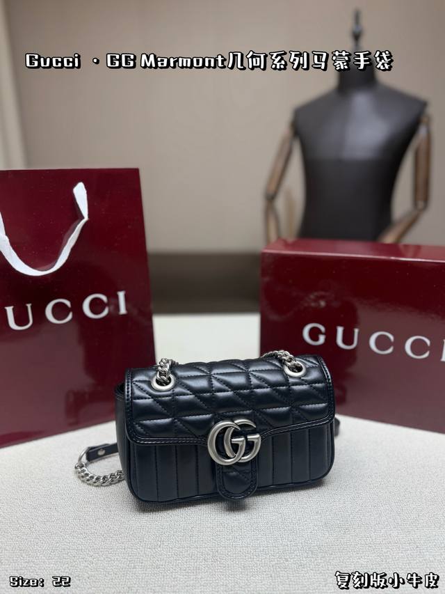 复刻版小牛皮P280,配折叠盒飞机盒 Gucci Gg Marmont几何系列马蒙手袋,黑色绗缝小牛皮+复古银色双G标志,简约又超有辨识度。22Cm竖版设计,链 复刻版小牛皮P280,配折叠盒飞机盒 Gucci Gg Marmont几何系列马蒙手袋,黑色绗缝小牛皮+复古银色双G标志,简约又超有辨识度。22Cm竖版设计,链