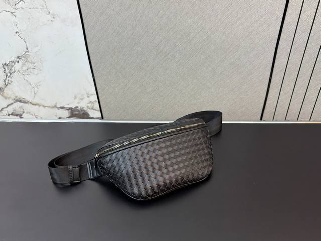 P200 Bottega Veneta 葆蝶家 Bv 手工编织牛皮腰包 胸包 斜挎单肩背包 经典百搭 实物拍摄 配送防尘袋 37 X 17 Cm