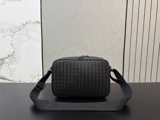 P210 Bottega Veneta 葆蝶家 Bv 手工编织牛皮邮差包 男士单肩斜挎包 经典百搭 实物拍摄 配送防尘袋 27 X 17Cm