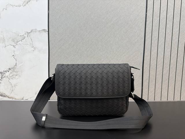 P230 Bottega Veneta 葆蝶家 Bv 翻盖磨砂牛皮手工编织男士邮差包 单肩包 斜挎包 经典百搭 实物拍摄 原厂原版面料 配送防尘袋 20 X 2