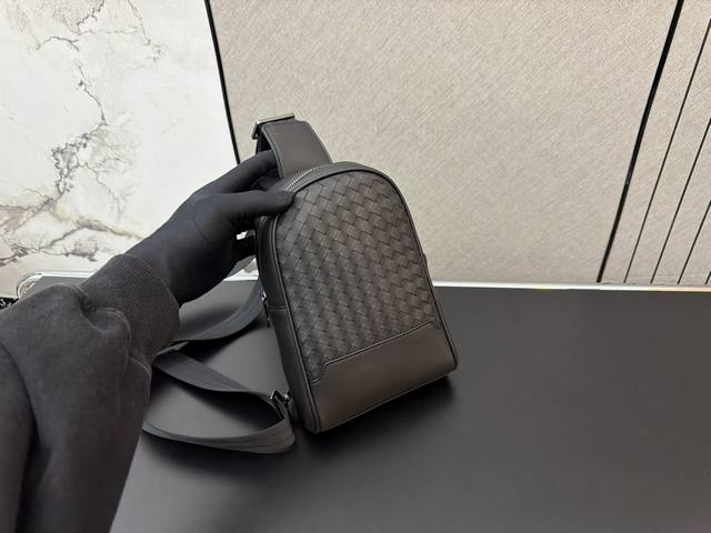 P210 Bottega Veneta 葆蝶家 Bv磨砂牛皮手工编织男士胸包 单肩包 斜挎包 经典百搭 实物拍摄 原厂原版面料 配送防尘袋 28 X 17 Cm